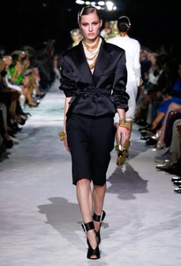 defile-tom-ford-printemps-ete-2022-new-york-look-28.thumb.jpg.5e376ca99d05f3b86ad2077760476475.jpg
