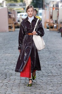defile-tory-burch-printemps-ete-2022-new-york-look-3.thumb.jpg.458dbe7474cf4d23ac29ba0cebf1371e.jpg