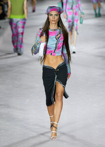 defile-versace-printemps-ete-2022-milan-look-32.thumb.jpg.11c2036bdab8c7685abe224d643f8574.jpg