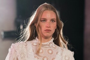 detail-defile-isabel-marant-printemps-ete-2022-paris-detail-119.thumb.jpg.ab9d1d9d48a674b863191eb46c466156.jpg