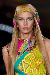 detail-defile-versace-printemps-ete-2022-milan-detail-338.thumb.jpg.3177037e59074d1801330ec404fcccbe.jpg