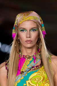 detail-defile-versace-printemps-ete-2022-milan-detail-339.thumb.jpg.2f97ec3f0977e055d71b0f1f5bc5e0e0.jpg
