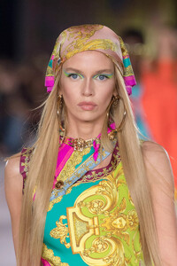 detail-defile-versace-printemps-ete-2022-milan-detail-88.thumb.jpg.5793e4491518d99870f9fb3ab9bee68c.jpg