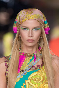 detail-defile-versace-printemps-ete-2022-milan-detail-89.thumb.jpg.20566a8245b18a316fc4fbb3b12d39c3.jpg