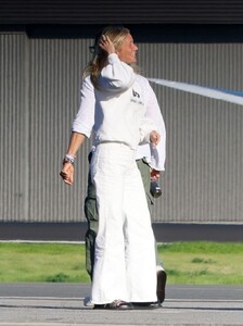 gwyneth-paltrow-returns-to-los-angeles-12-28-2022-5.jpg