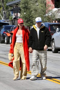 hailey-and-justin-bieber-leaves-great-white-in-west-hollywood-03-26-2023-1.jpg
