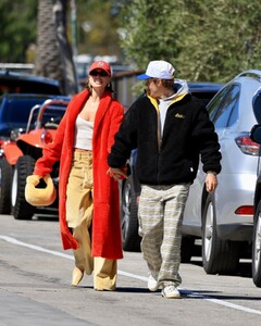 hailey-and-justin-bieber-leaves-great-white-in-west-hollywood-03-26-2023-10.jpg