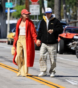 hailey-and-justin-bieber-leaves-great-white-in-west-hollywood-03-26-2023-4.jpg