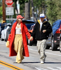 hailey-and-justin-bieber-leaves-great-white-in-west-hollywood-03-26-2023-5.jpg