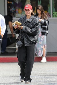 hailey-and-justin-bieber-out-for-lunch-at-beverly-glen-deli-in-los-angeles-03-23-2023-1.jpg
