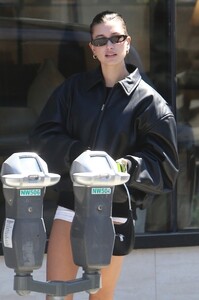 hailey-bieber-arrives-at-zinque-cafe-in-west-hollywood-03-28-2023-1.jpg