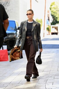hailey-bieber-leaves-rhode-s-office-in-beverly-hills-04-06-2023-3.jpg