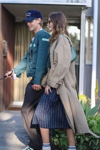 kaia-gerber-and-austin-butler-out-with-their-dog-at-a-park-in-silver-lake-03-26-2023-0.jpg