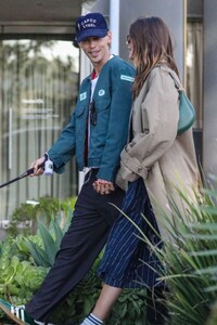 kaia-gerber-and-austin-butler-out-with-their-dog-at-a-park-in-silver-lake-03-26-2023-1.jpg
