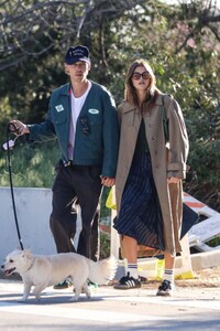 kaia-gerber-and-austin-butler-out-with-their-dog-at-a-park-in-silver-lake-03-26-2023-4.jpg