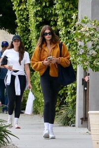 kaia-gerber-out-and-about-at-melrose-in-west-hollywood-04-17-2023-6.jpg