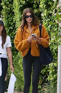 kaia-gerber-out-and-about-at-melrose-in-west-hollywood-04-17-2023-7.jpg