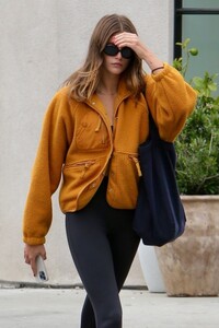 kaia-gerber-out-and-about-at-melrose-in-west-hollywood-04-17-2023-9.jpg