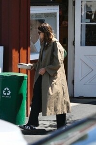 kaia-gerber-out-for-business-meeting-lunch-at-brentwood-country-mart-04-06-2023-0.jpg