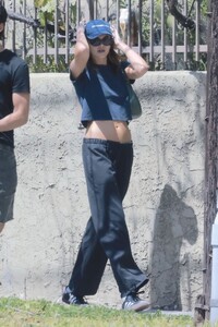 kaia-gerber-out-for-morning-walk-in-los-feliz-04-10-2023-1.jpg