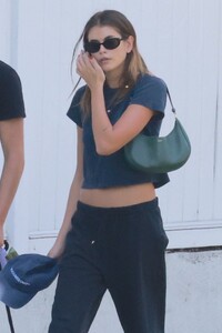 kaia-gerber-out-for-morning-walk-in-los-feliz-04-10-2023-2.jpg