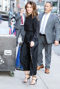 keri-russell-arrives-at-late-show-with-stephen-colbert-in-new-york-04-10-2023-4.jpg