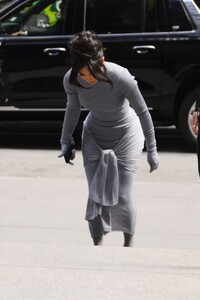 kim-kardashian-arrives-at-an-office-in-new-york-04-26-2023-3.jpg