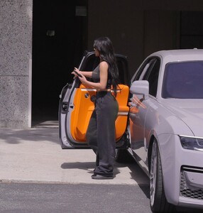 kim-kardashian-leaves-her-office-after-a-photoshoot-in-los-angeles-04-08-2023-3.jpg