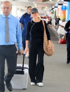 kristin-cavallari-arrives-at-lax-airport-in-los-angeles-04-21-2023-4.jpg