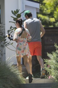 mila-kunis-and-ashton-kutcher-goes-to-friends-house-in-los-angeles-04-23-2023-0.jpg