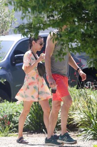 mila-kunis-and-ashton-kutcher-goes-to-friends-house-in-los-angeles-04-23-2023-2.jpg
