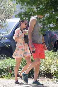 mila-kunis-and-ashton-kutcher-goes-to-friends-house-in-los-angeles-04-23-2023-6.jpg