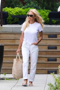 pamela-anderson-out-shopping-in-malibu-04-10-2023-2.jpg