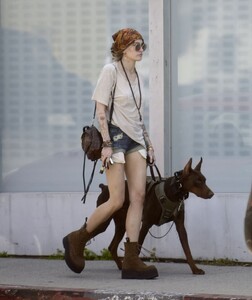 paris-jackson-heading-to-melrose-flea-market-in-los-angeles-04-23-22023-0.jpg