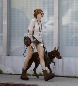 paris-jackson-heading-to-melrose-flea-market-in-los-angeles-04-23-22023-1.jpg
