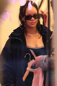 rihanna-and-a-ap-rocky-shopping-at-kitson-kids-in-beverly-hills-04-12-2023-2.jpg