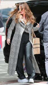 sofia-vergara-aarrives-at-agt-set-in-pasadena-03-30-2023-3.thumb.jpg.ad94ffee6388a7e11eca433c5815f167.jpg