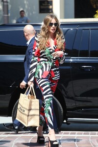sofia-vergara-heading-to-the-set-of-agt-in-pasadena-03-28-2023-6.thumb.jpg.6da87e4fc4ea6f2953c3c5a3145aede8.jpg