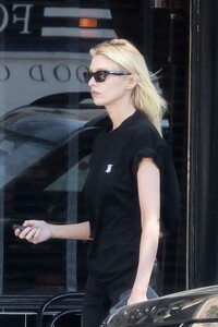 stella-maxwell-out-for-lunch-with-a-friend-at-little-dom-s-in-los-feliz-04-04-2023-3.jpg