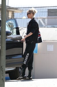 stella-maxwell-out-for-workout-session-in-los-angeles-04-09-2023-2.jpg