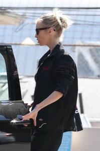 stella-maxwell-out-for-workout-session-in-los-angeles-04-09-2023-6.jpg