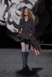 sys-master-content-hc4-h8a-10166617866270look-031-fall-winter-2023-24-chanel-show.thumb.jpg.c17e45e76e52dbac9c7d0847e213e31e.jpg