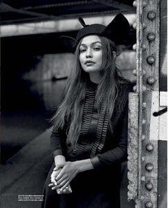 vogue-italia-06-2019_gigi_by_alasdair-mclellan6.thumb.jpg.e9f0d93068936957307b35c028f8d4c9.jpg