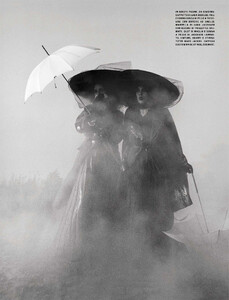 vogue-italia-12-2015_by_tim-walker_(13).thumb.jpg.3274654b55243279cd71a4b2bcc931a9.jpg