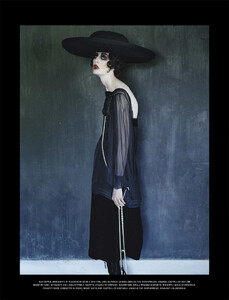 vogue-italia-12-2015_by_tim-walker_(5).thumb.jpg.bb007a2507b841e1732b08604e2e6cd2.jpg