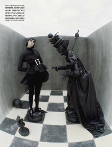 vogue-italia-12-2015_edie-campbell_by_tim-walker_(5).thumb.jpg.13e626e1e1df3320c2e5ab382f086630.jpg