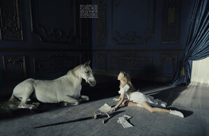 vogue-italia-12-2015_kate-moss_by_tim-walker_(3).thumb.jpg.d8dde2cbfff582c97edbab25509ee5c9.jpg