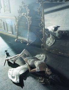 vogue-italia-12-2015_kate-moss_by_tim-walker_(5).thumb.jpg.9fe54bd8825e087d96df00e509ff67ee.jpg