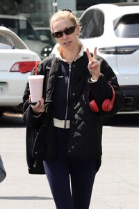 whitney-port-grabs-some-pinkberry-in-studio-city-04-14-2023-3.jpg