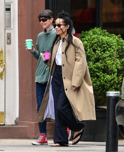 zoe-kravitz-out-for-coffee-with-a-friend-in-new-york-04-24-2023-0.jpg